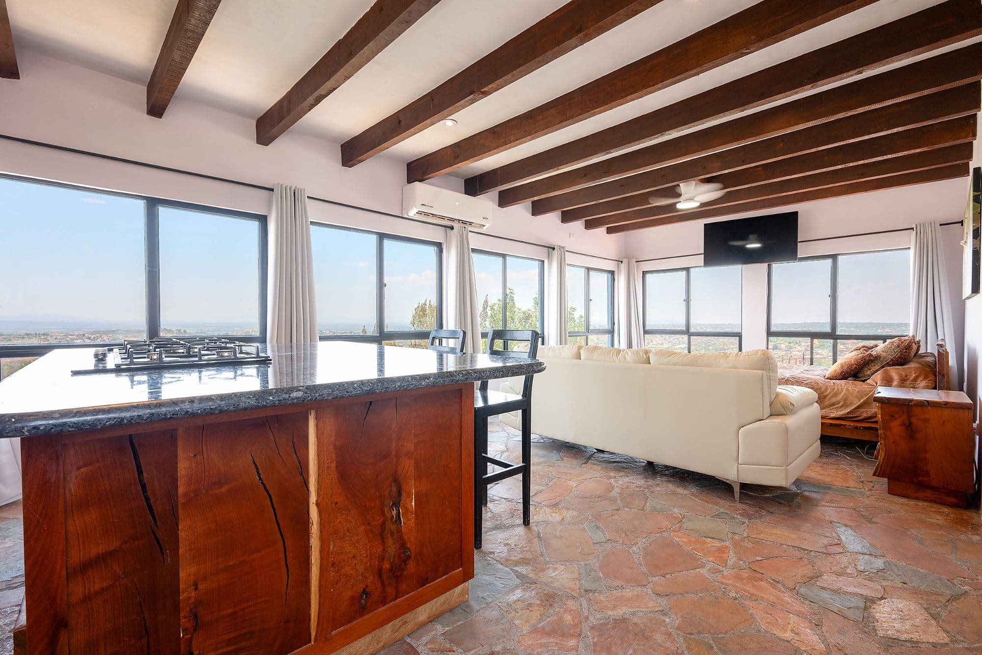 Casa Bella-Vista — Caracol, San Miguel de Allende — photo 5 — panoramic views, rustic elegance overhead