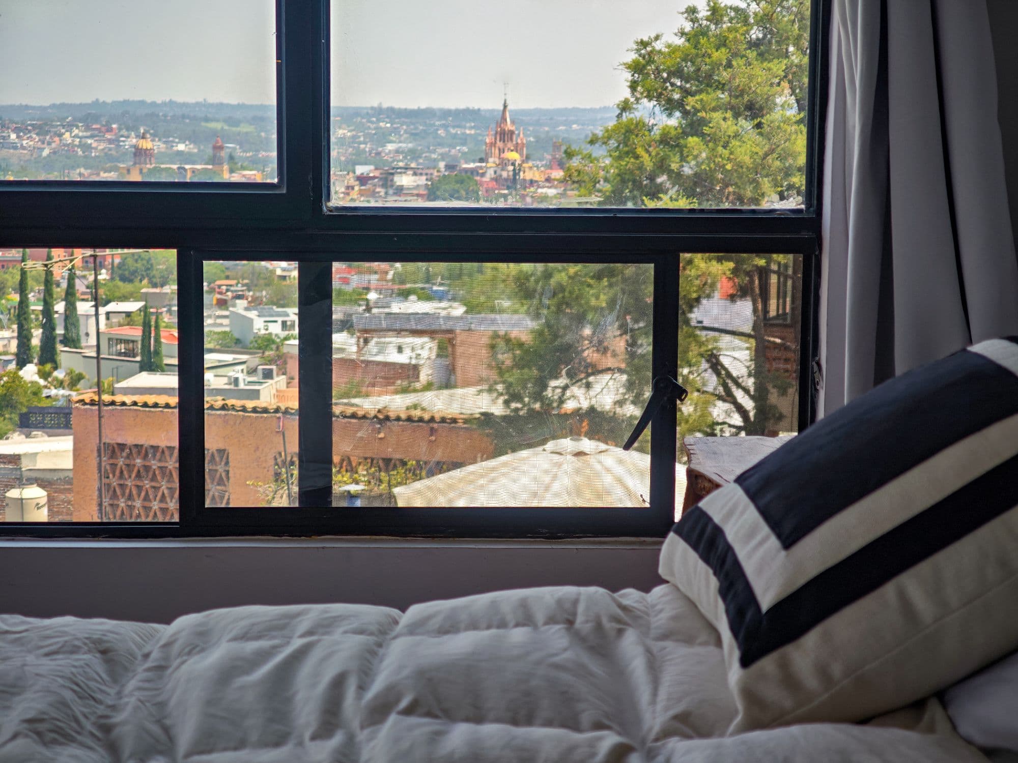 Casa Bella-Vista — Caracol, San Miguel de Allende — photo 8 — panoramic city views from luxurious bed
