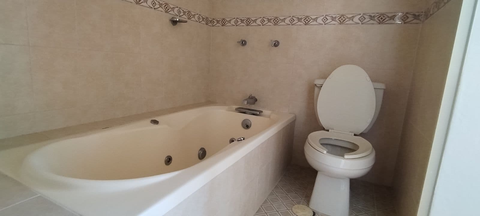 Casa Gogorrón Brisas — Las Brisas, San Miguel de Allende — photo 11 — spa-inspired ensuite with jetted soaking tub