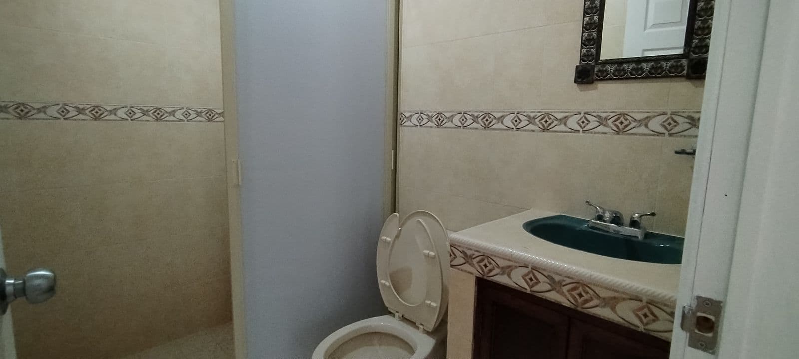 Casa Gogorrón Brisas — Las Brisas, San Miguel de Allende — photo 10 — elegant tiled bathroom with classic finishes