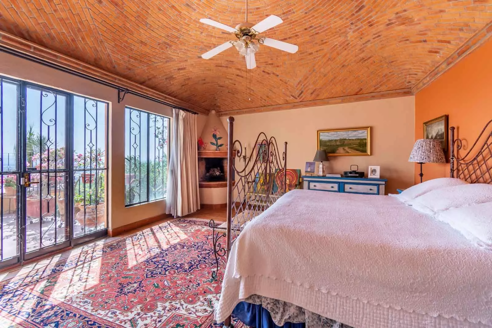 Casa Mirador del Sol — Ojo de Agua, San Miguel de Allende — photo 16 — sunlit colonial bedroom, panoramic city views