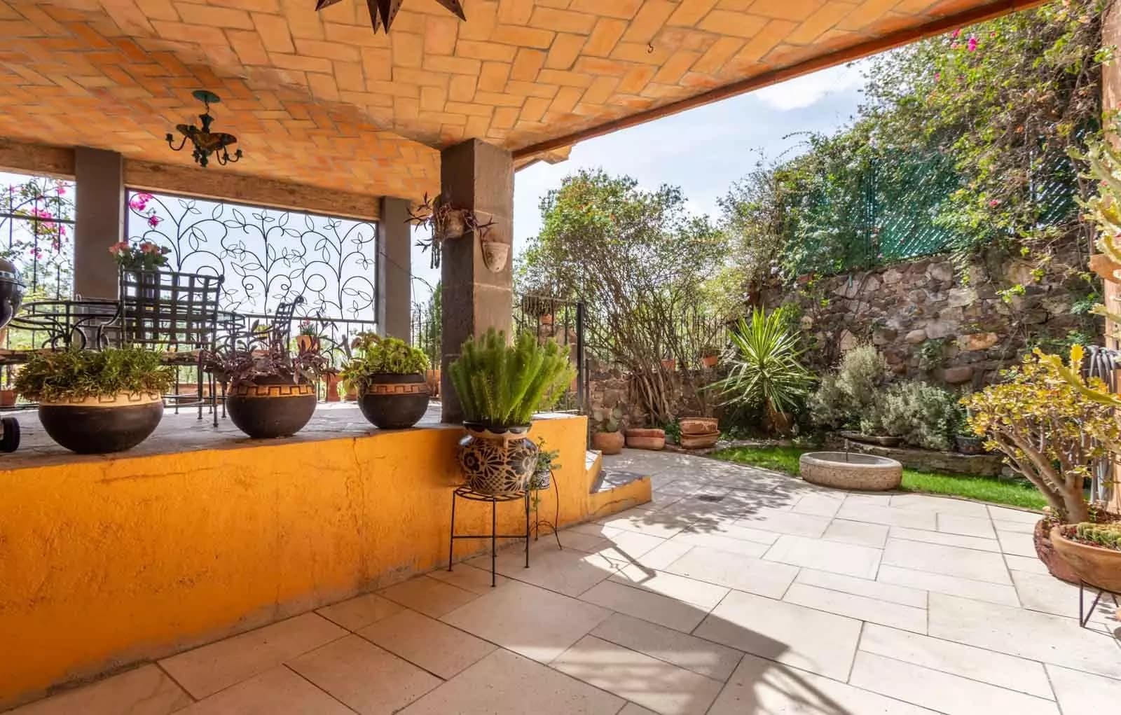 Casa Mirador del Sol — Ojo de Agua, San Miguel de Allende — photo 10 — charming colonial courtyard with vibrant character