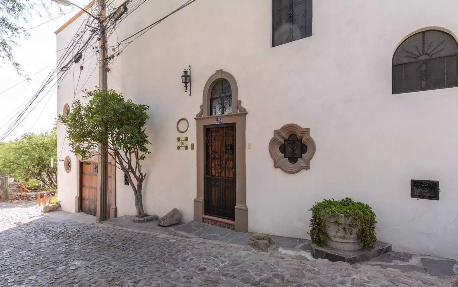 Casa Mirador del Sol — Ojo de Agua, San Miguel de Allende — photo 26 — charming colonial entrance, timeless architectural details