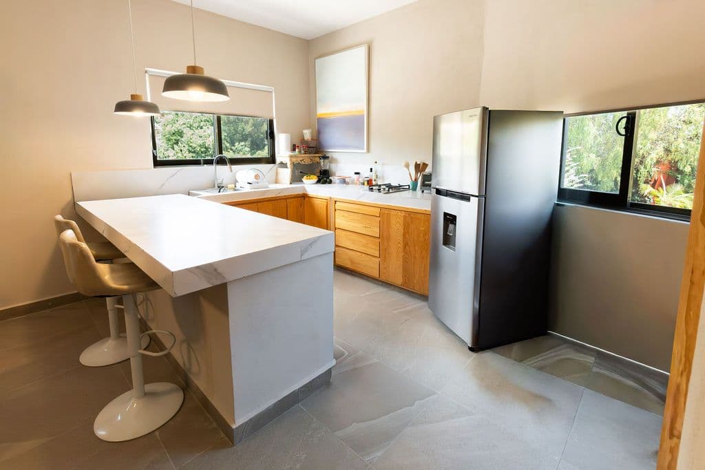 Casa Arcoiris en Rancho Los Labradores — Los Labradores, San Miguel de Allende — photo 29 — contemporary kitchen with verdant garden views