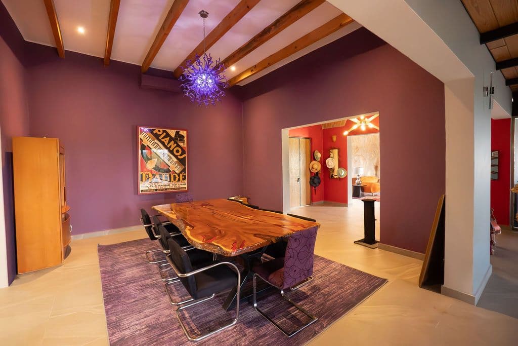 Casa Arcoiris en Rancho Los Labradores — Los Labradores, San Miguel de Allende — photo 6 — sophisticated gallery-style entertaining space