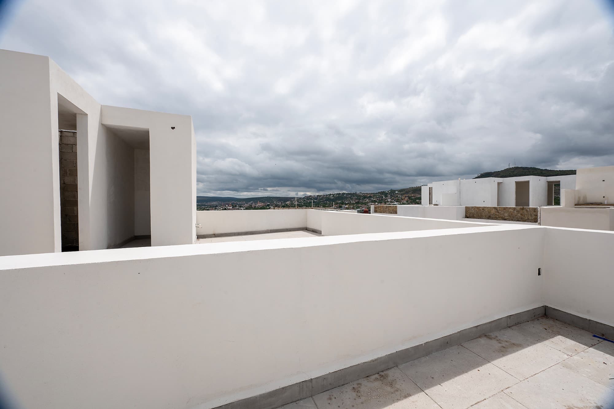 Rinconada Del Pedregal / Modelo A — La Lejona, San Miguel de Allende — photo 12 — contemporary rooftop with panoramic valley views