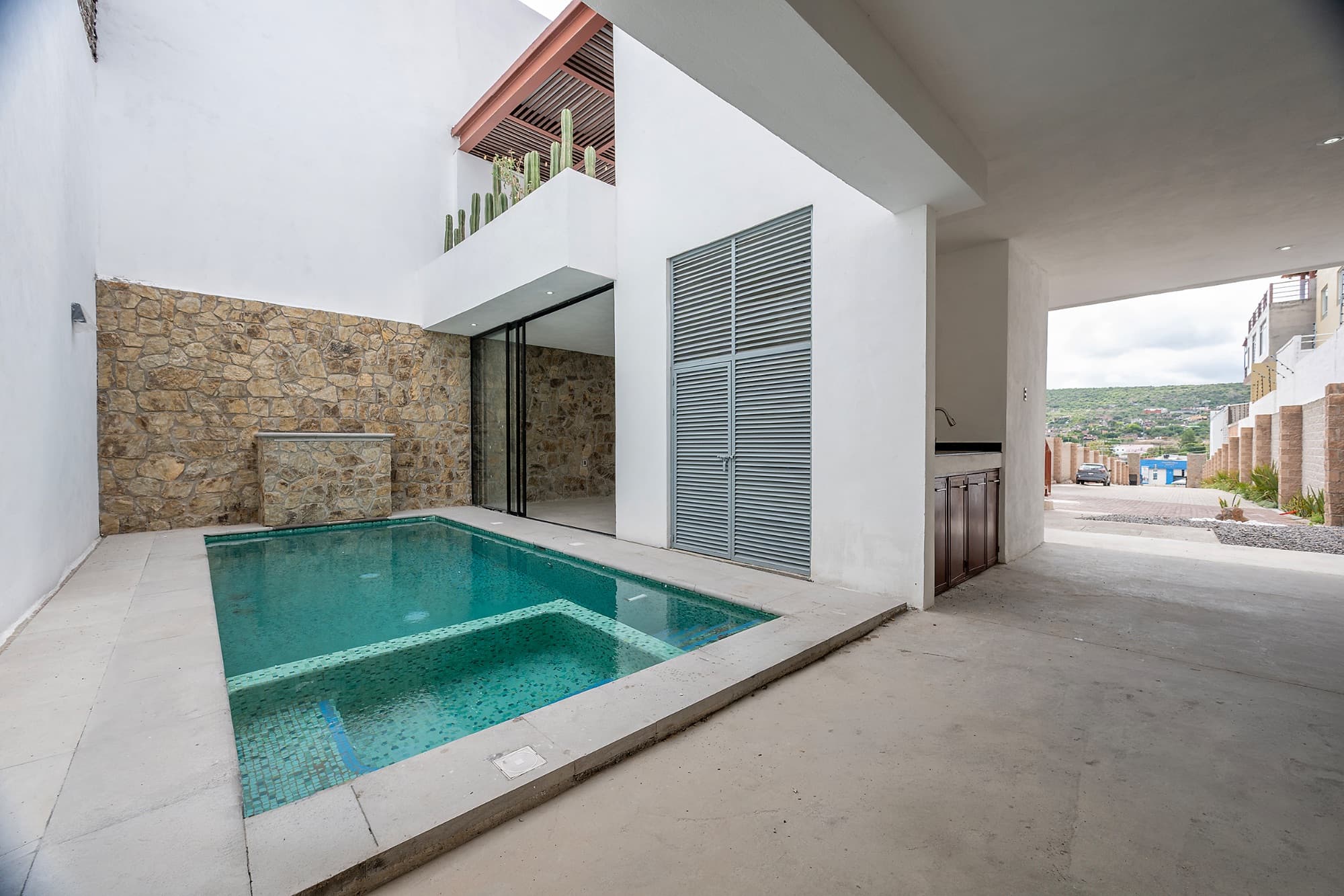 Rinconada Del Pedregal / Modelo A — La Lejona, San Miguel de Allende — photo 15 — contemporary pool courtyard with mountain views