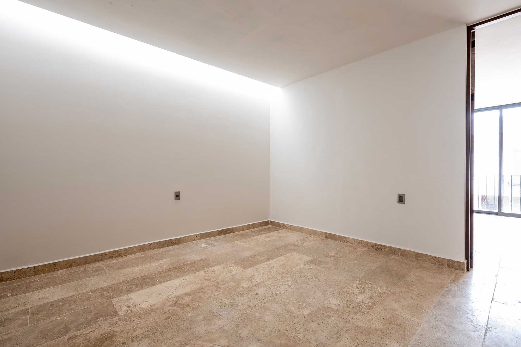 Rinconada Del Pedregal / Modelo A — La Lejona, San Miguel de Allende — photo 9 — luminous room, refined travertine finishes