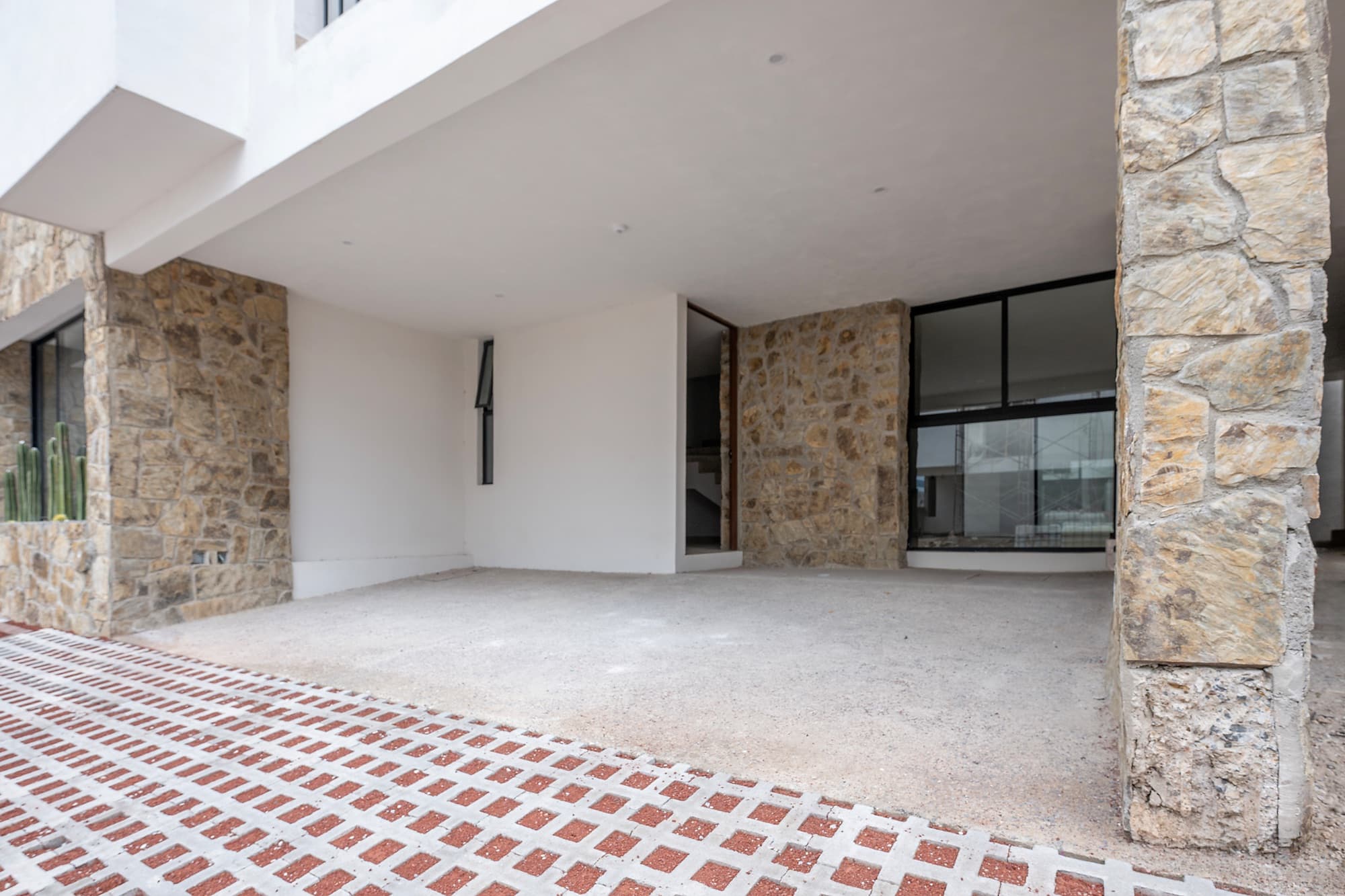 Rinconada Del Pedregal / Modelo A — La Lejona, San Miguel de Allende — photo 2 — sophisticated courtyard, rustic stone elegance