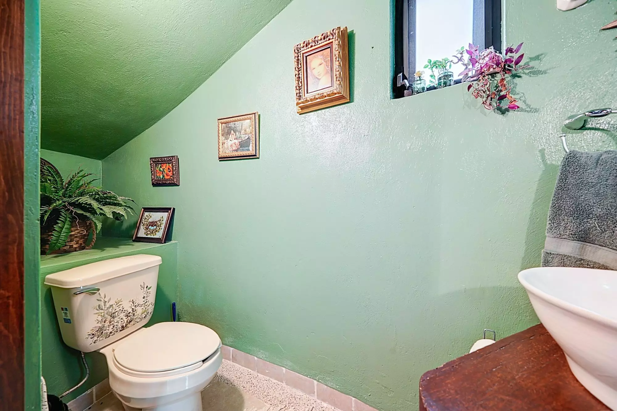 Casa Wabi Sabi en Rancho Labradores — Los Labradores, San Miguel de Allende — photo 18 — charming vintage bath, vibrant emerald walls