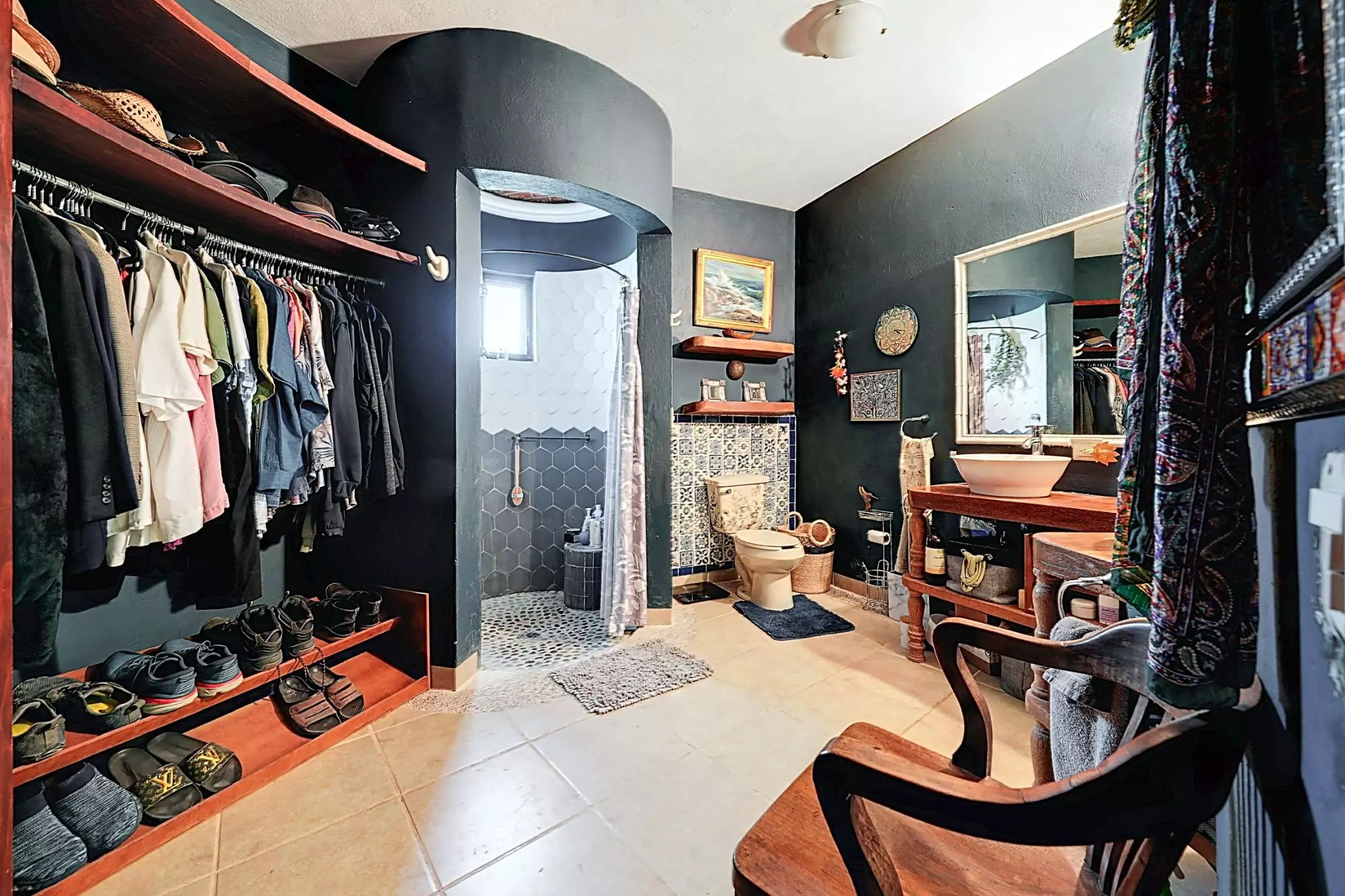 Casa Wabi Sabi en Rancho Labradores — Los Labradores, San Miguel de Allende — photo 15 — luxurious spa-inspired ensuite closet