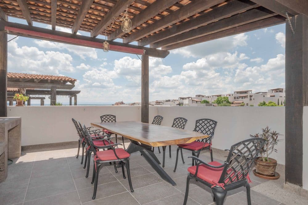 Casa Huerta La Antigua — Antigua Residencial, San Miguel de Allende — photo 6 — sophisticated rooftop entertaining space