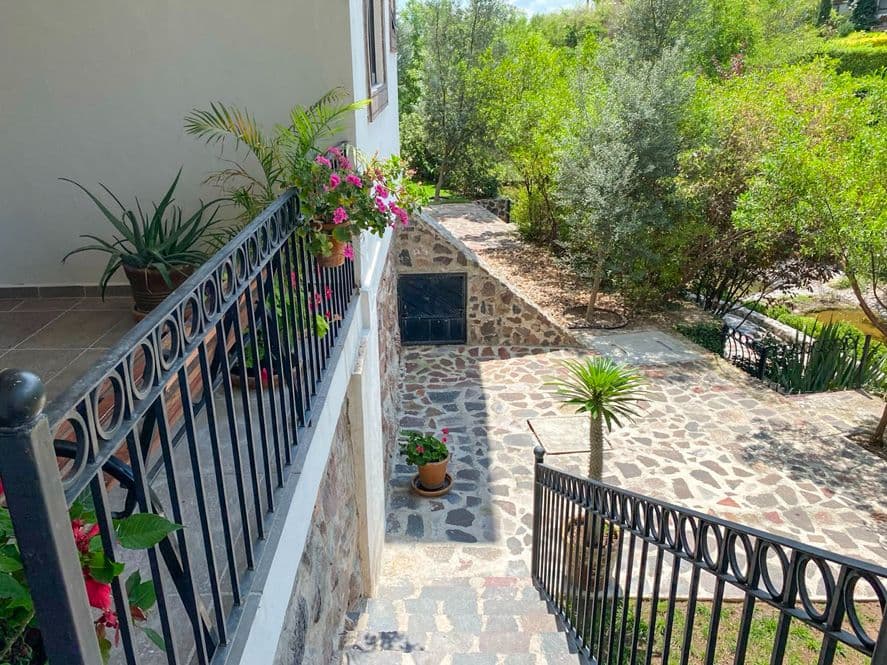 Casa Huerta La Antigua — Antigua Residencial, San Miguel de Allende — photo 5 — charming cobblestone courtyard, lush gardens