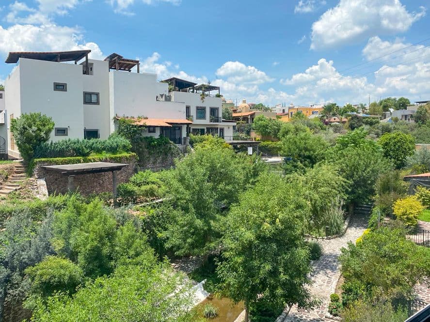 Casa Huerta La Antigua — Antigua Residencial, San Miguel de Allende — photo 4 — lush riverside gardens, contemporary architecture