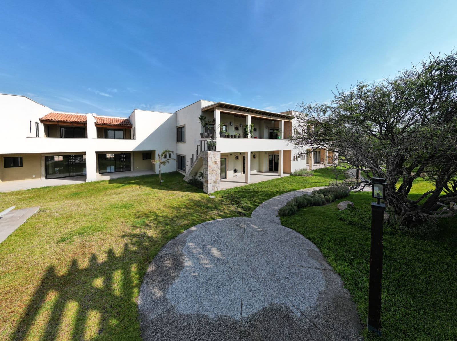 DEPARTAMENTO EN CASCO DE LANDETA PB β Atascadero (Arcos de San Miguel), San Miguel de Allende β photo 12 β contemporary sanctuary with lush gardens