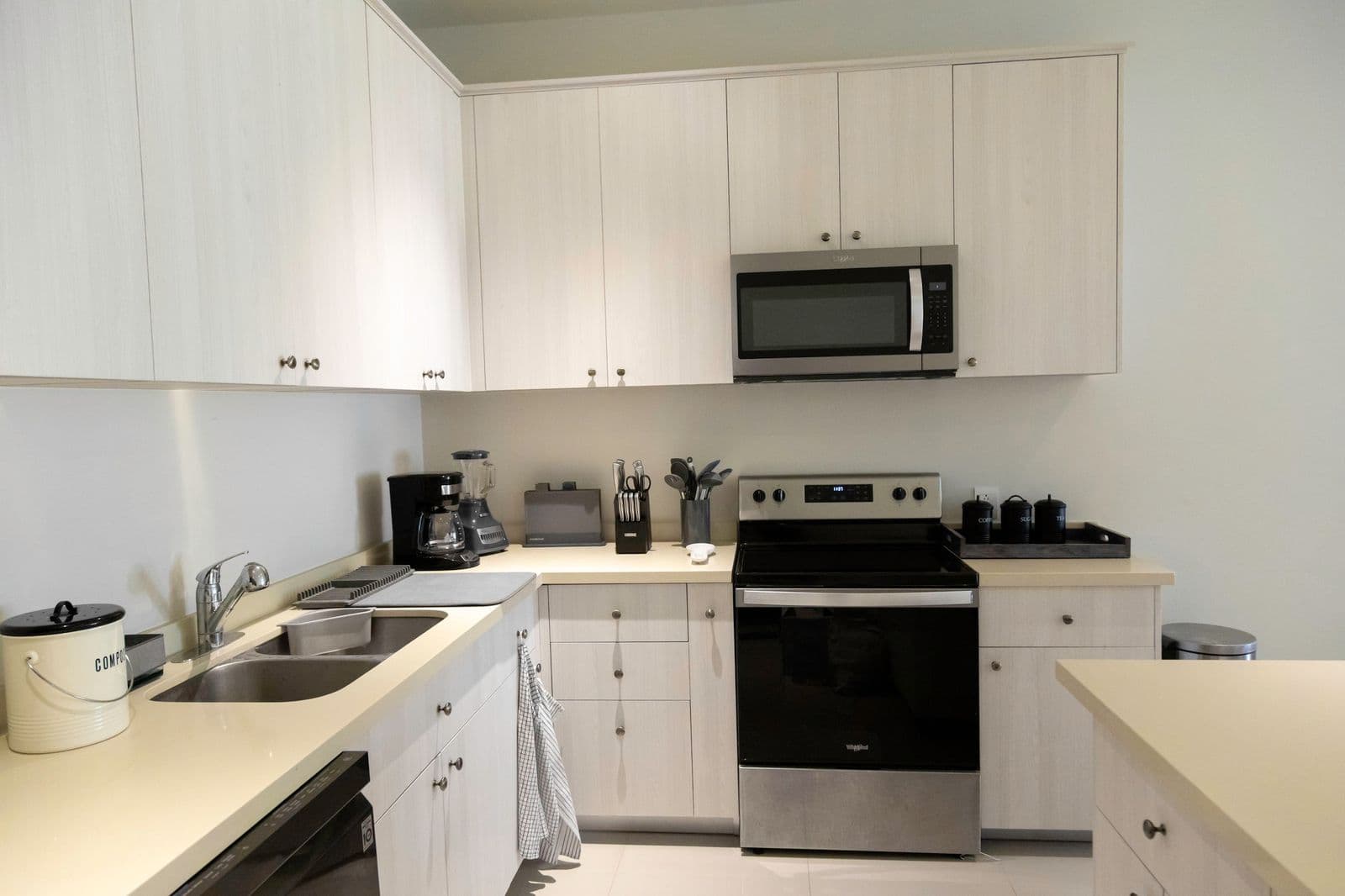 DEPARTAMENTO EN CASCO DE LANDETA PB β Atascadero (Arcos de San Miguel), San Miguel de Allende β photo 4 β bright, sophisticated modern kitchen