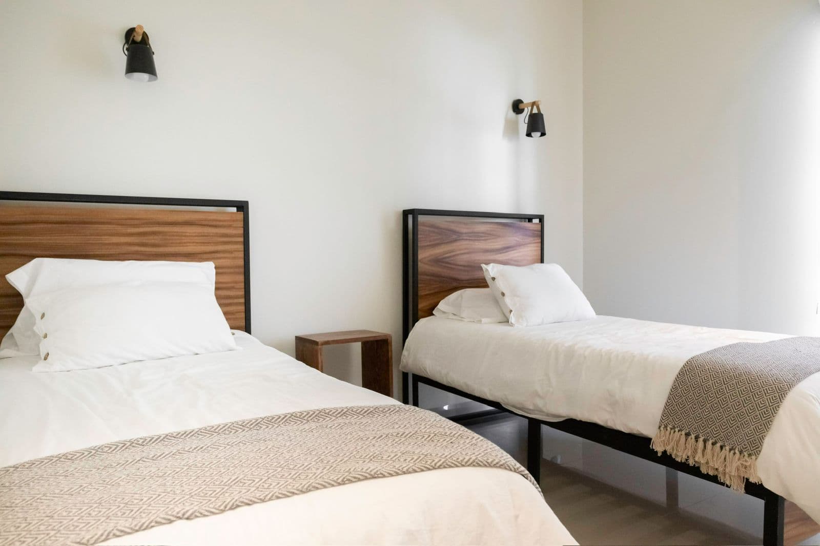 DEPARTAMENTO EN CASCO DE LANDETA PB β Atascadero (Arcos de San Miguel), San Miguel de Allende β photo 7 β contemporary twin bedroom, refined minimalist elegance