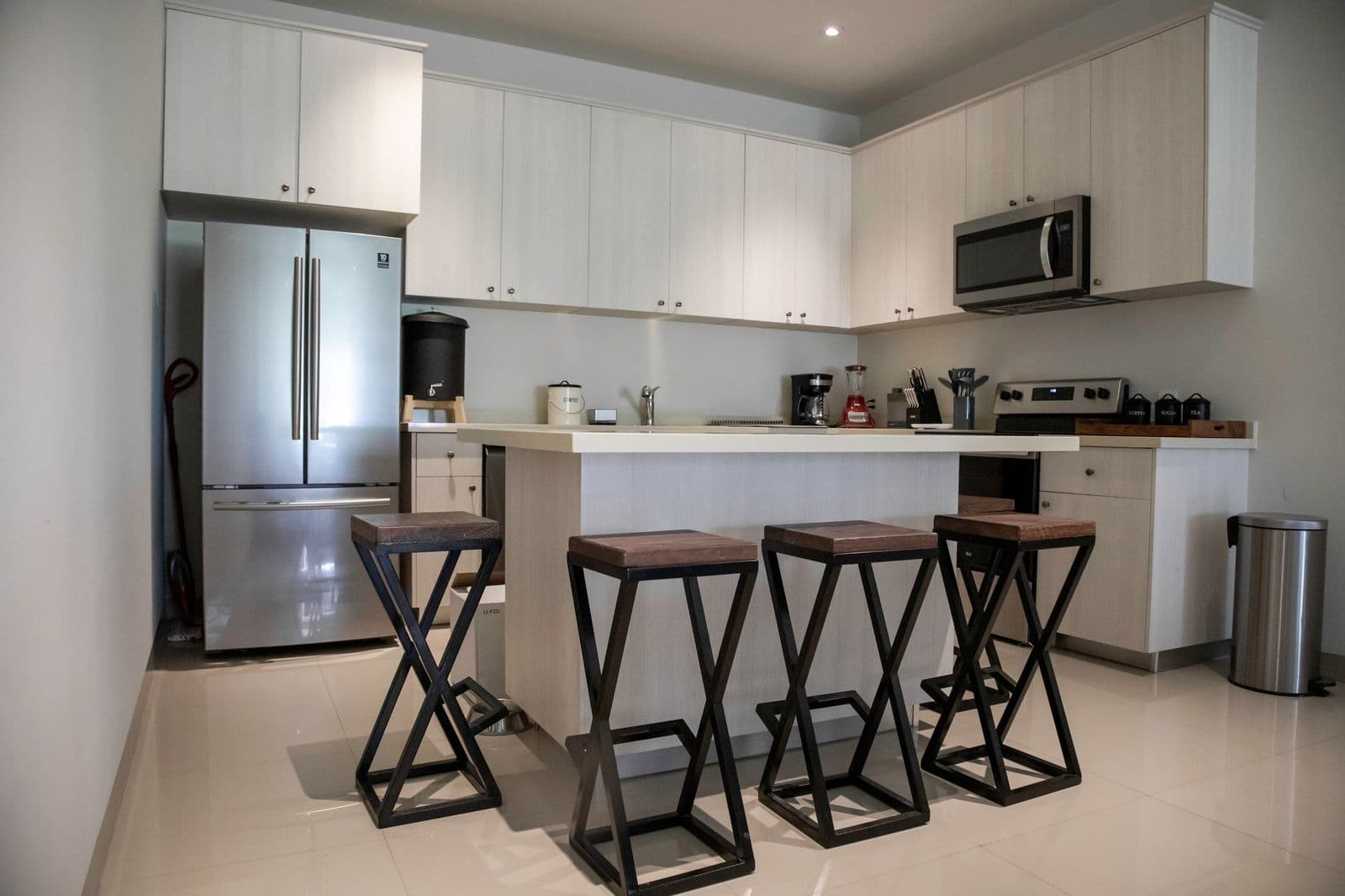 DEPARTAMENTO EN CASCO DE LANDETA PB β Atascadero (Arcos de San Miguel), San Miguel de Allende β photo 3 β modern culinary hub with island seating