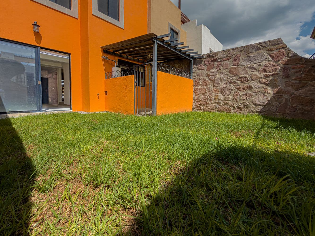 Casa Terracota — Zirándaro, San Miguel de Allende — photo 9 — vibrant contemporary home with mature gardens