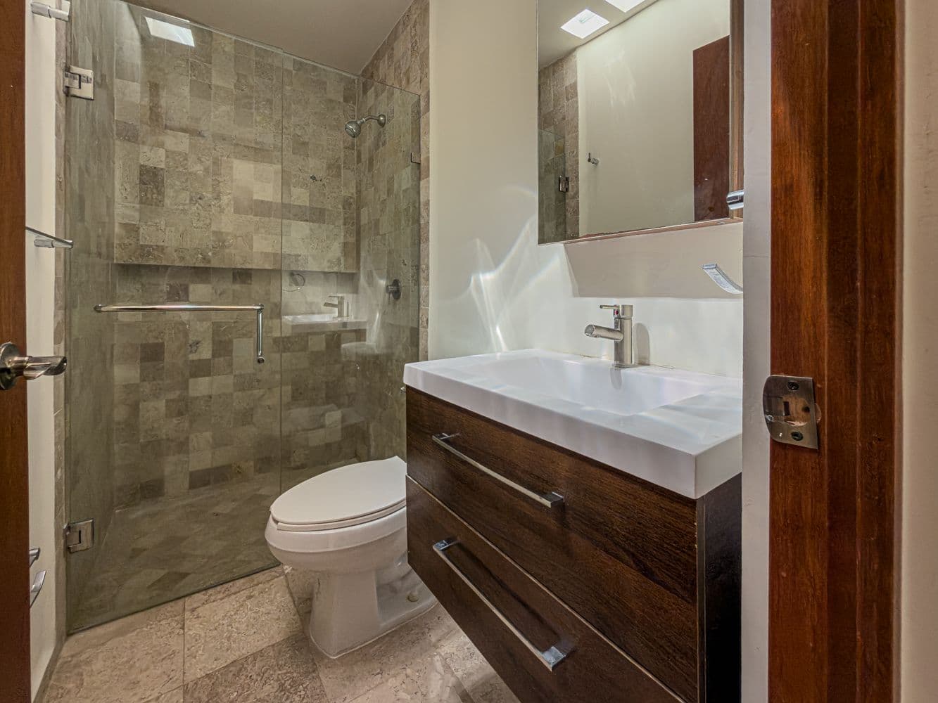 Casa Terracota — Zirándaro, San Miguel de Allende — photo 14 — contemporary spa-inspired ensuite sanctuary