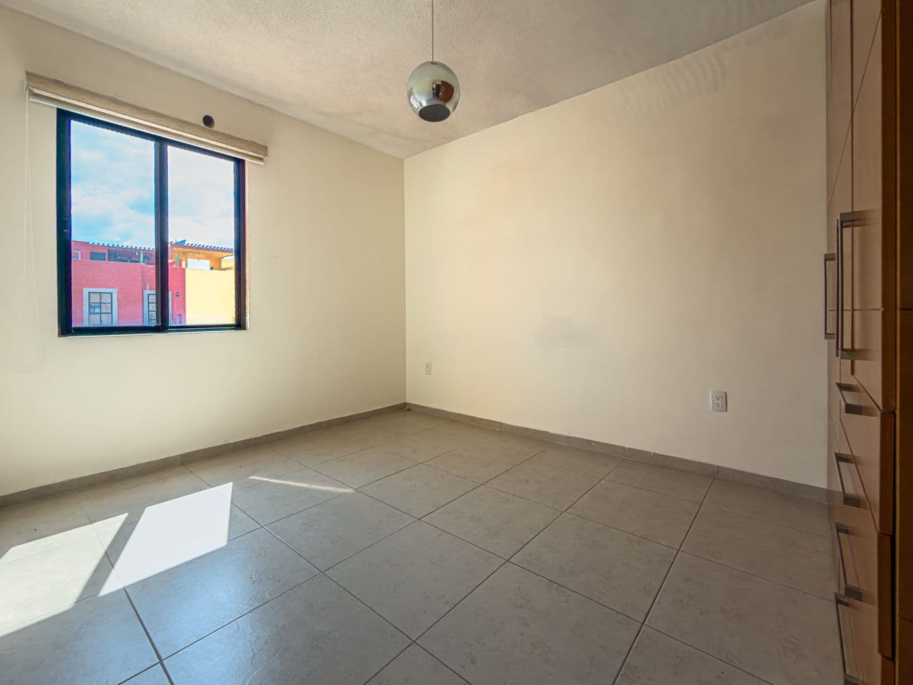 Casa Terracota — Zirándaro, San Miguel de Allende — photo 15 — sun-drenched room with vibrant colonial views