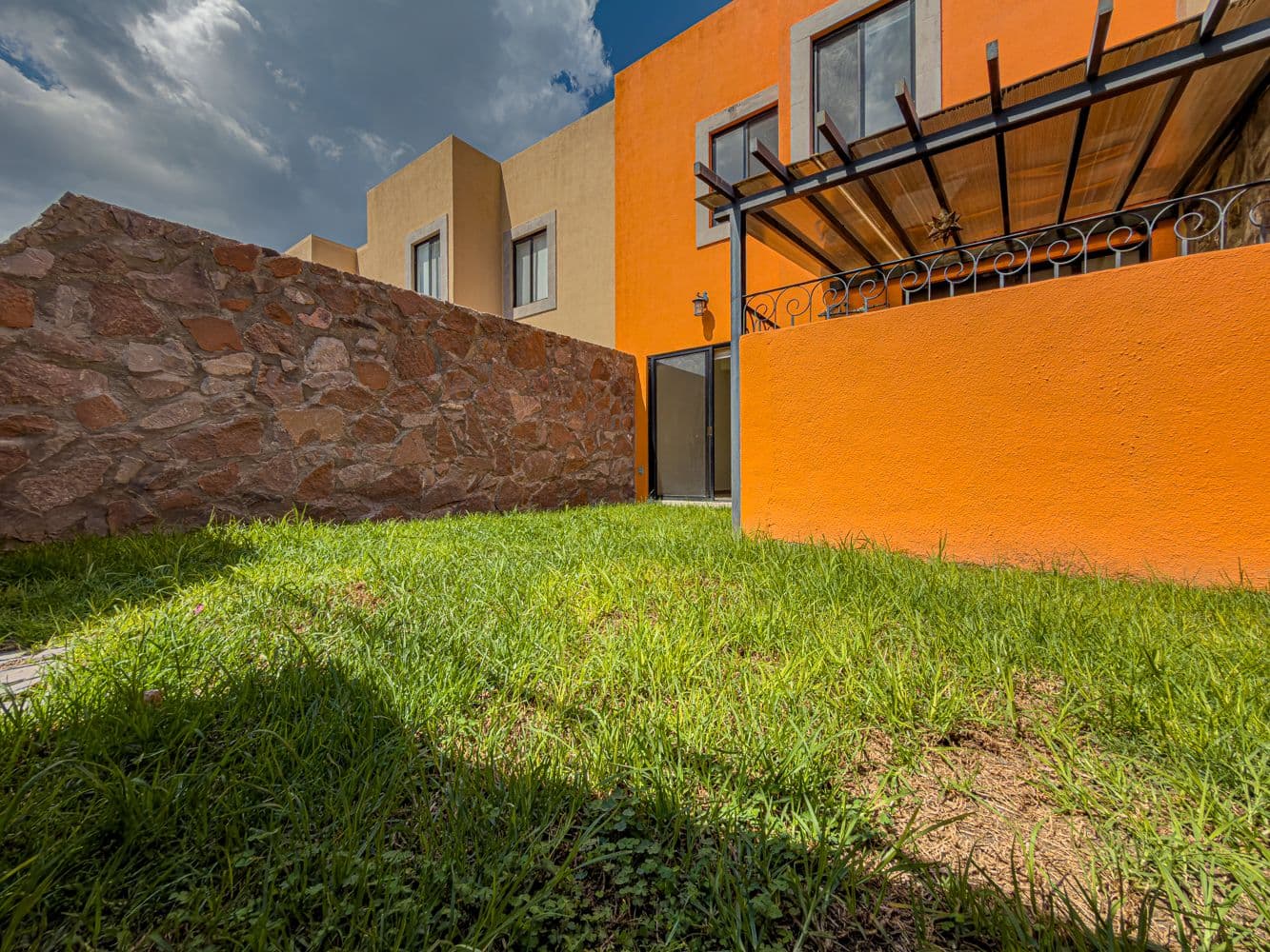 Casa Terracota — Zirándaro, San Miguel de Allende — photo 8 — vibrant courtyard with mature landscaping