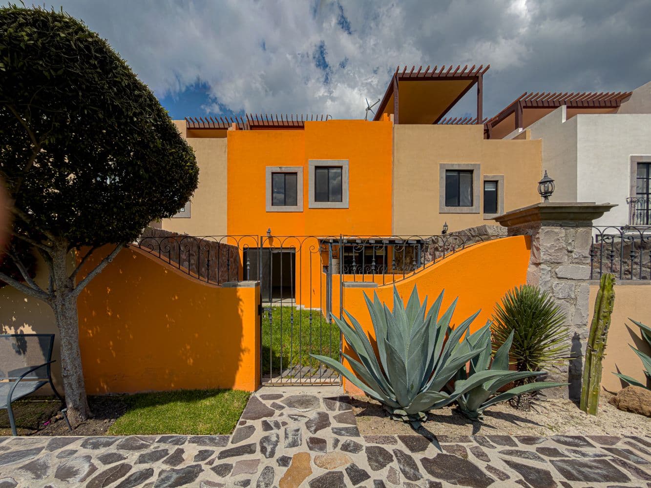 Casa Terracota — Zirándaro, San Miguel de Allende — photo 10 — vibrant contemporary mexican home radiates