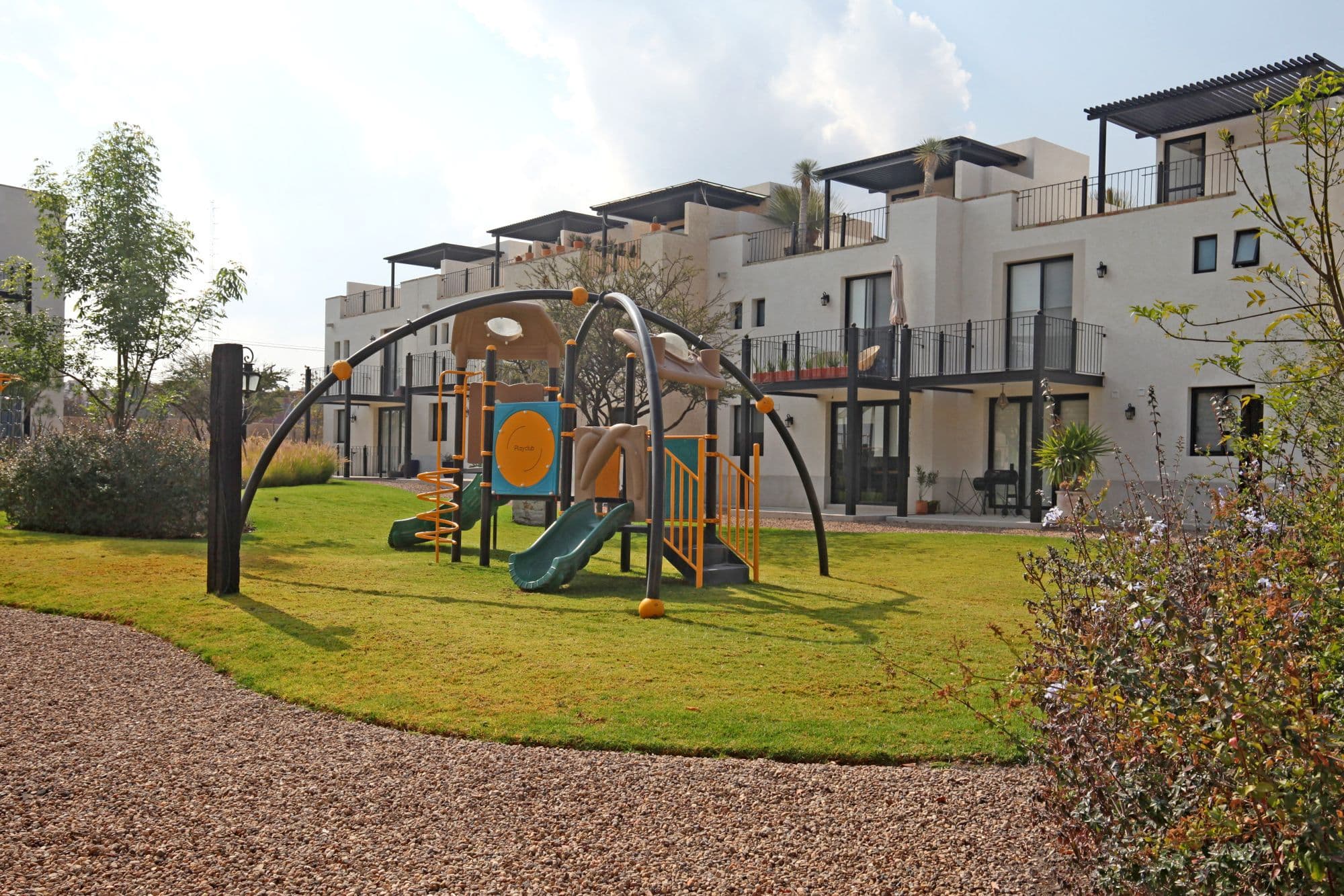 Casa Angeles Residencial La Luminaria — Atascadero (Arcos de San Miguel), San Miguel de Allende — photo 2 — contemporary homes embrace verdant family gardens