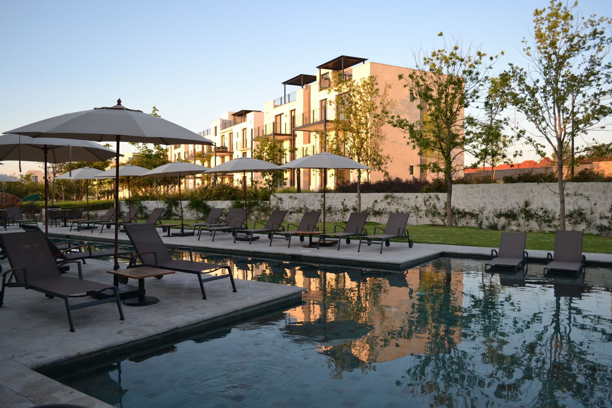 Casa Angeles Residencial La Luminaria — Atascadero (Arcos de San Miguel), San Miguel de Allende — photo 10 — sunset-lit terrace with infinity pool