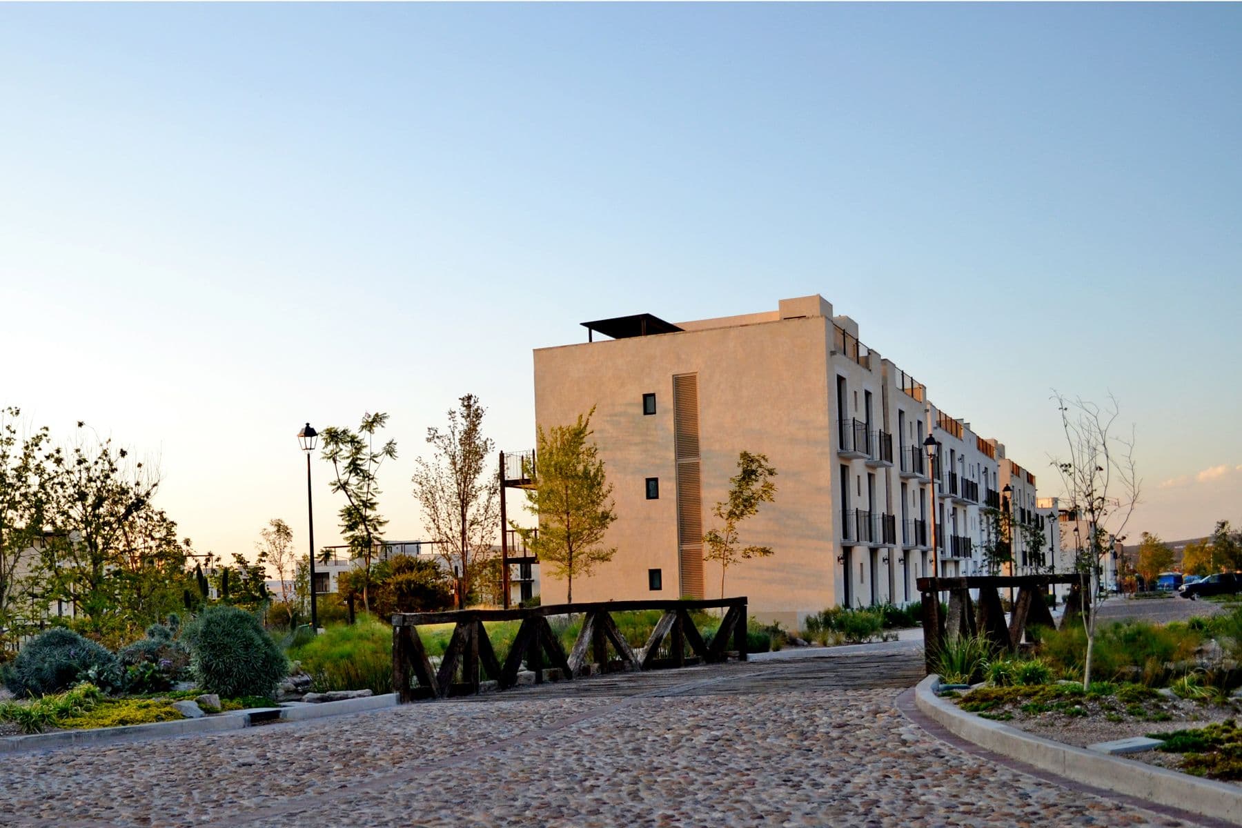 Casa Angeles Residencial La Luminaria — Atascadero (Arcos de San Miguel), San Miguel de Allende — photo 13 — contemporary architectural masterpiece, serene plaza setting