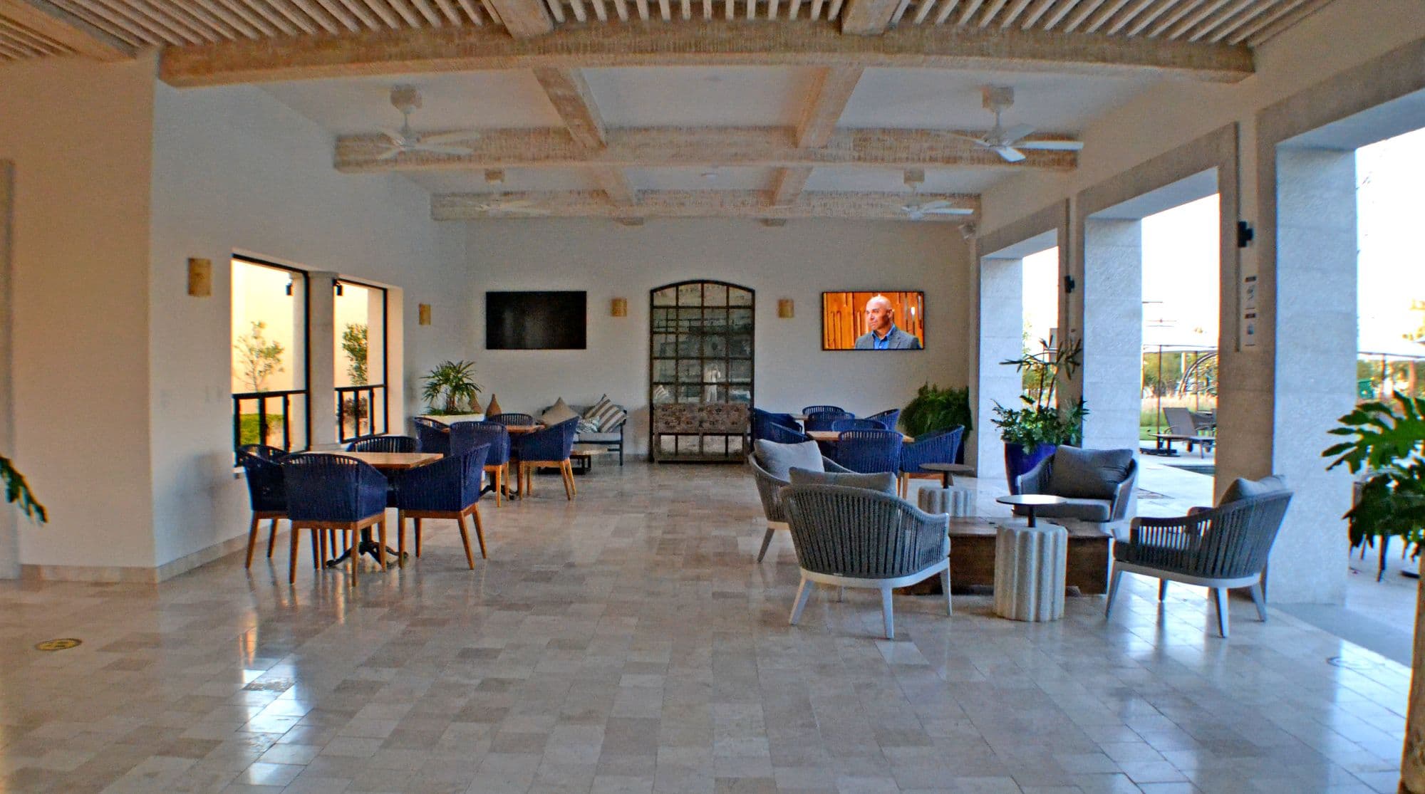 Casa Angeles Residencial La Luminaria — Atascadero (Arcos de San Miguel), San Miguel de Allende — photo 11 — luminous gathering space, rustic elegance