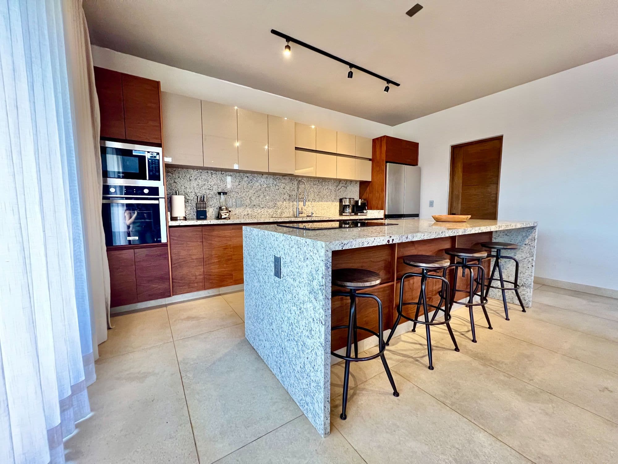 Casa Mi Cielo (Fractional) — San Virgilio, San Miguel de Allende — photo 5 — contemporary chef's kitchen with island seating