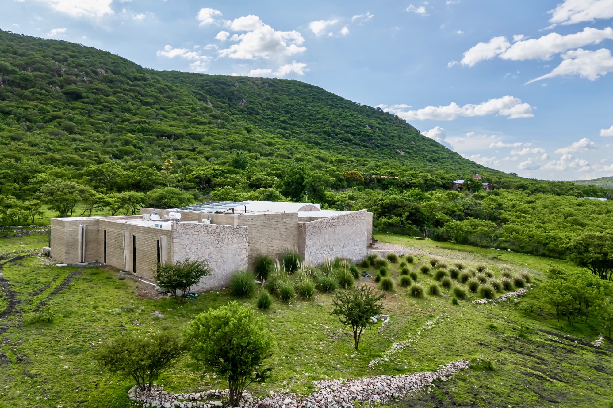 Santuario Tierra Viva — Sosnabar, San Miguel de Allende — photo 15 — modern architecture meets verdant landscape