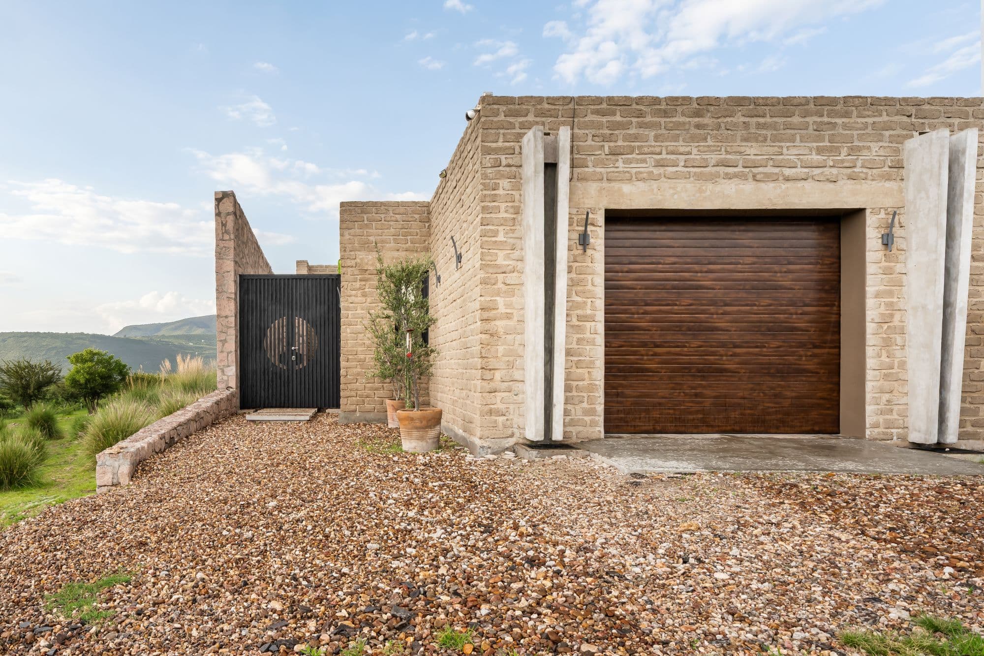 Santuario Eco-Cielo — Sosnabar, San Miguel de Allende — photo 5 — contemporary brick residence, panoramic countryside views