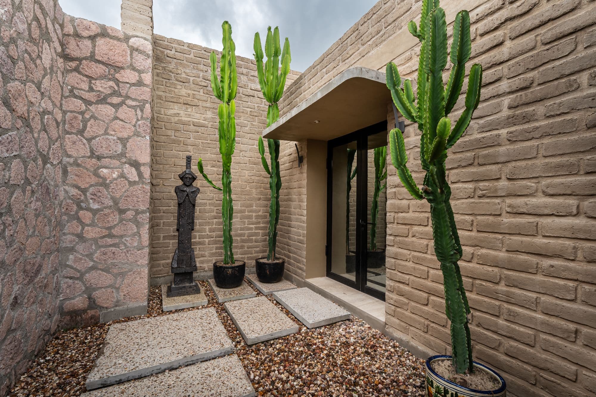 Santuario Eco-Cielo — Sosnabar, San Miguel de Allende — photo 6 — sophisticated desert courtyard entrance