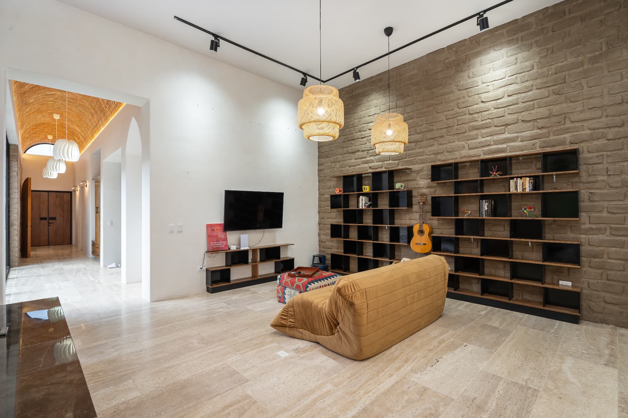 Santuario Tierra Viva — Sosnabar, San Miguel de Allende — photo 30 — contemporary living room with soaring ceilings