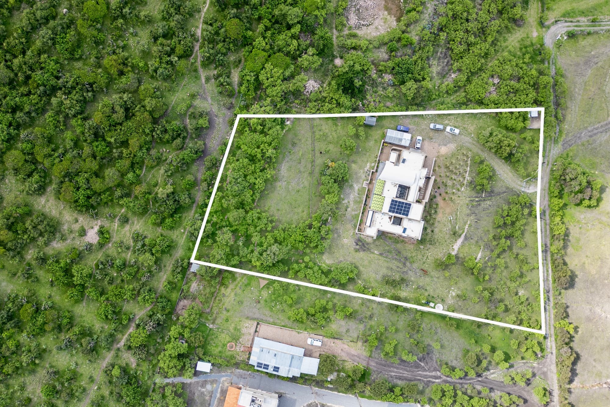 Santuario Tierra Viva — Sosnabar, San Miguel de Allende — photo 9 — verdant estate nestled in nature's embrace