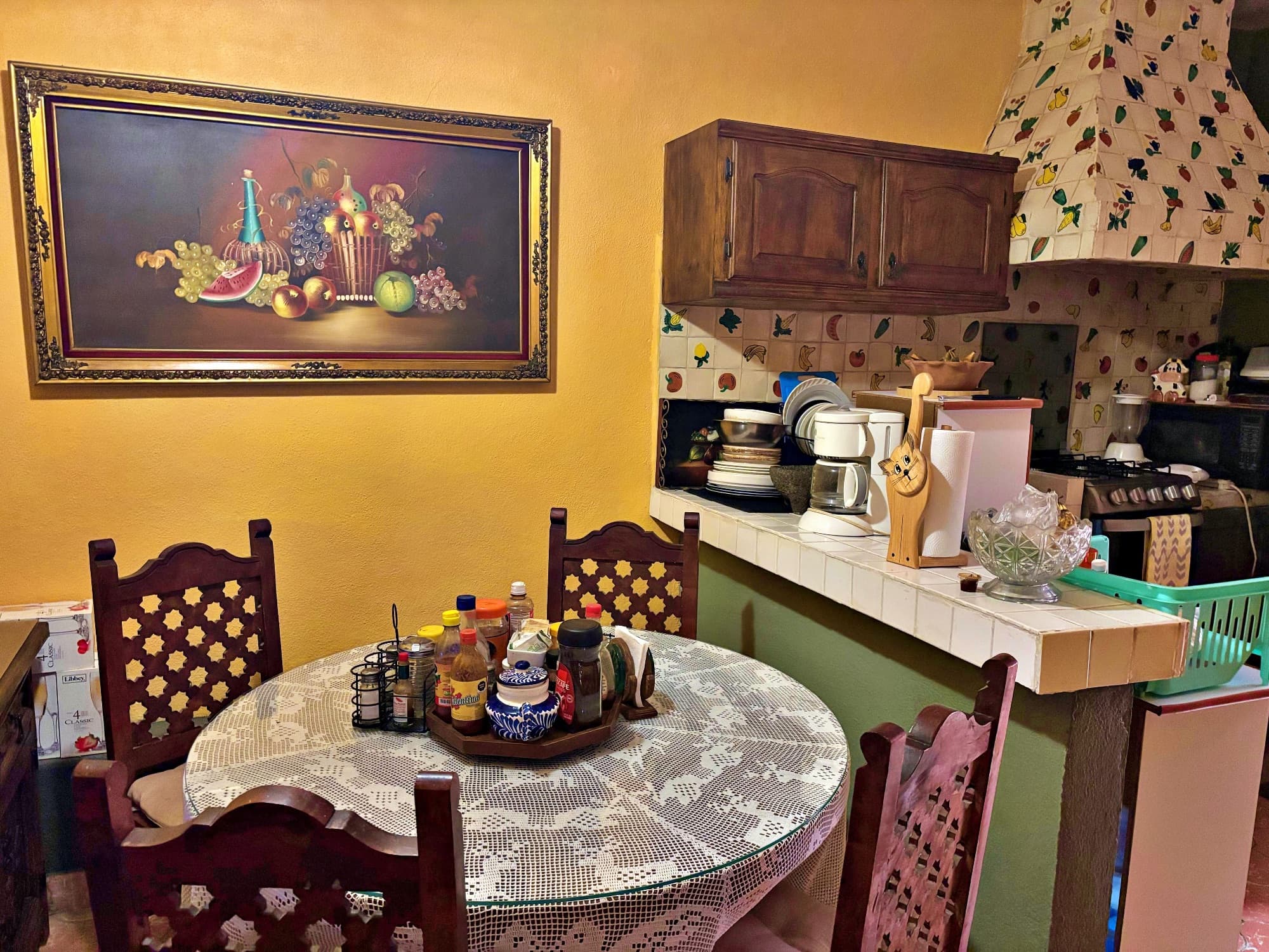Casa en venta en la colonia guadalupe — Guadalupe, San Miguel de Allende — photo 6 — charming traditional kitchen, sun-drenched walls