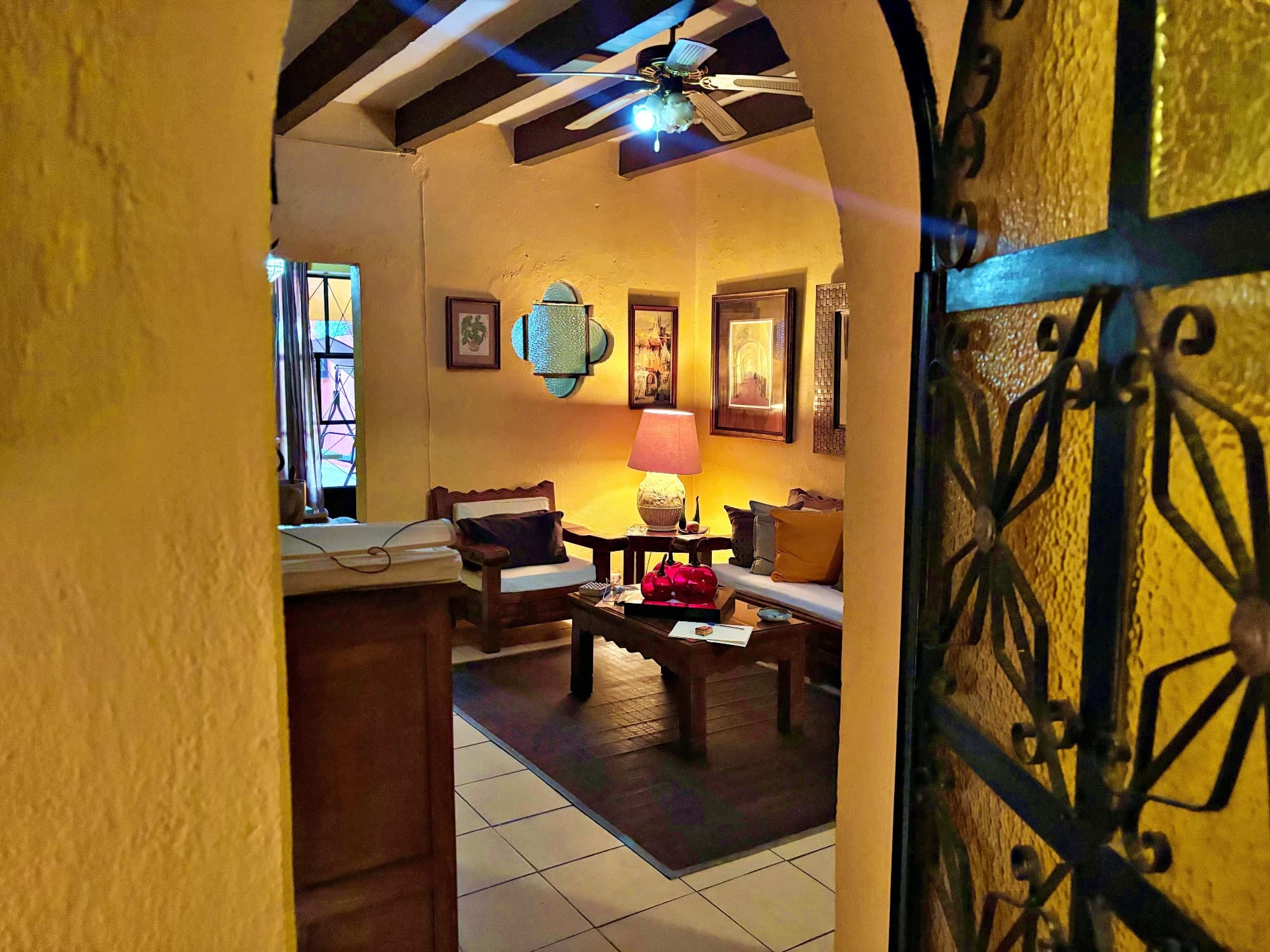 Casa en venta en la colonia guadalupe — Guadalupe, San Miguel de Allende — photo 11 — warm golden-lit colonial living room