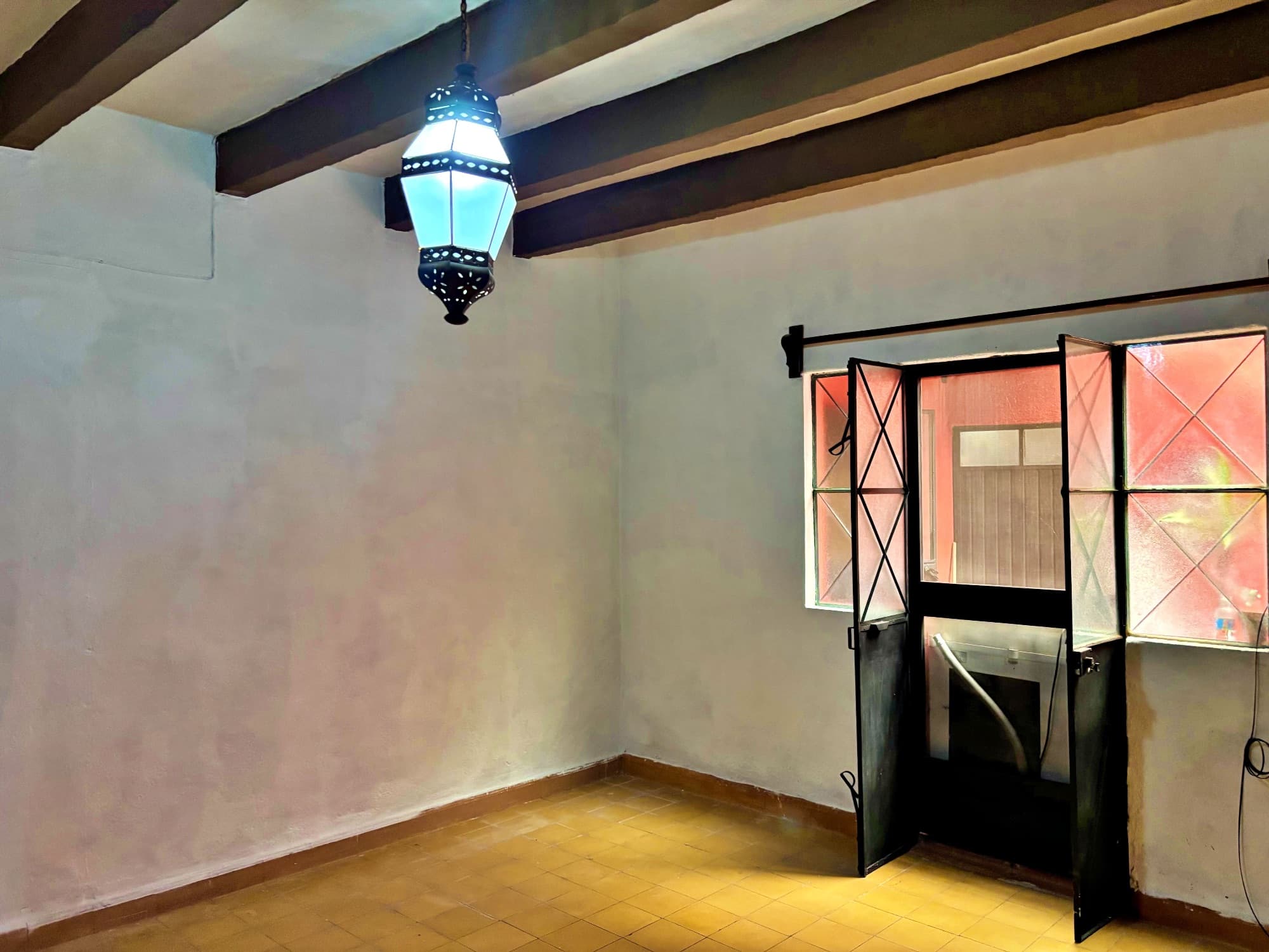 Casa en venta en la colonia guadalupe — Guadalupe, San Miguel de Allende — photo 13 — luminous colonial room, authentic architectural details
