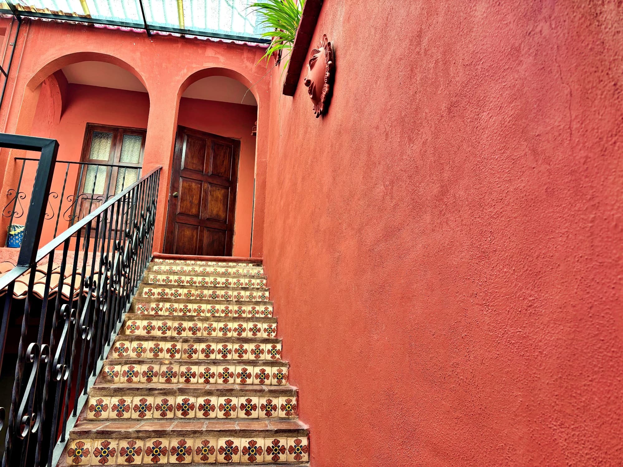 Casa en venta en la colonia guadalupe — Guadalupe, San Miguel de Allende — photo 16 — charming colonial staircase, authentic mexican tiles