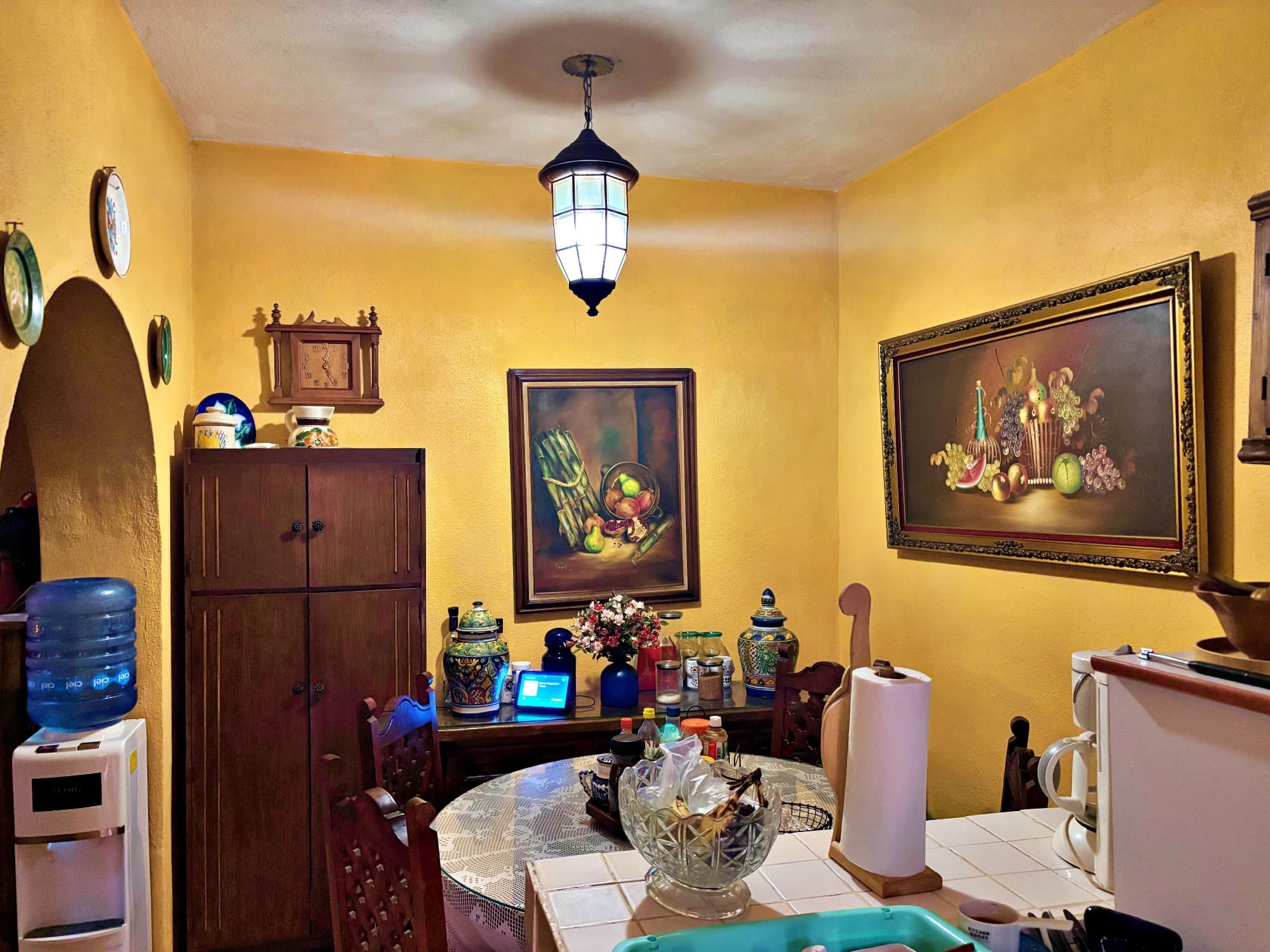 Casa en venta en la colonia guadalupe — Guadalupe, San Miguel de Allende — photo 9 — sunlit traditional mexican kitchen