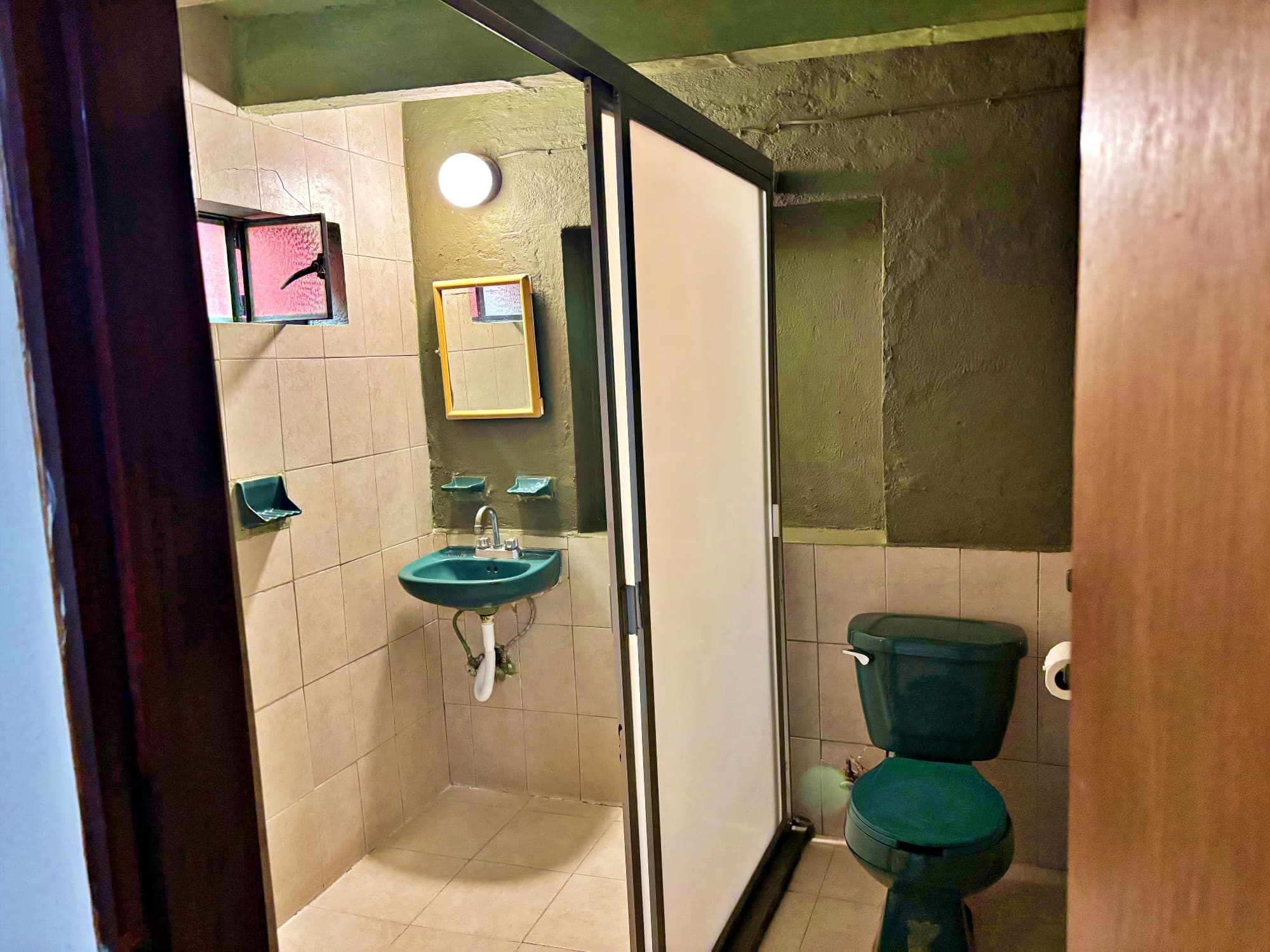 Casa en venta en la colonia guadalupe — Guadalupe, San Miguel de Allende — photo 14 — charming rustic bathroom with authentic character