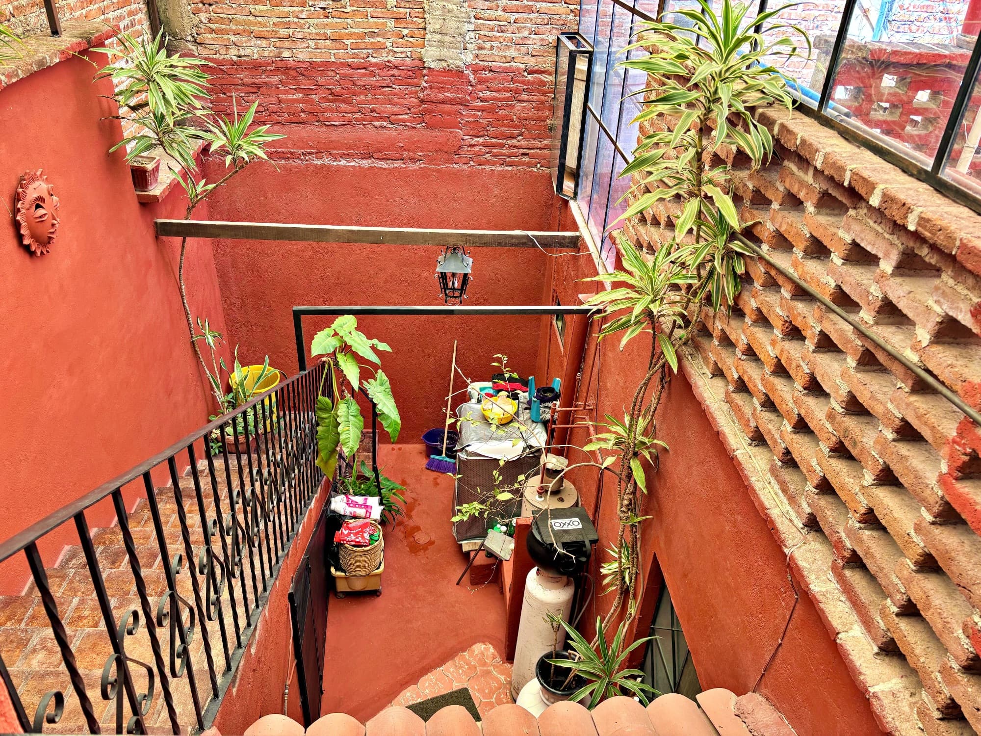 Casa en venta en la colonia guadalupe — Guadalupe, San Miguel de Allende — photo 18 — charming courtyard with vibrant colonial character