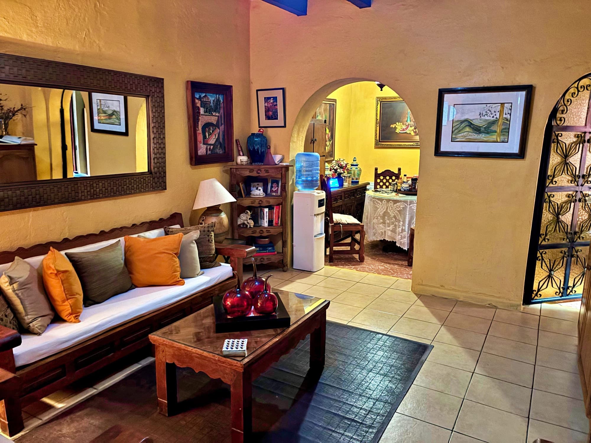 Casa en venta en la colonia guadalupe — Guadalupe, San Miguel de Allende — photo 5 — warm sunlit living room, rustic charm