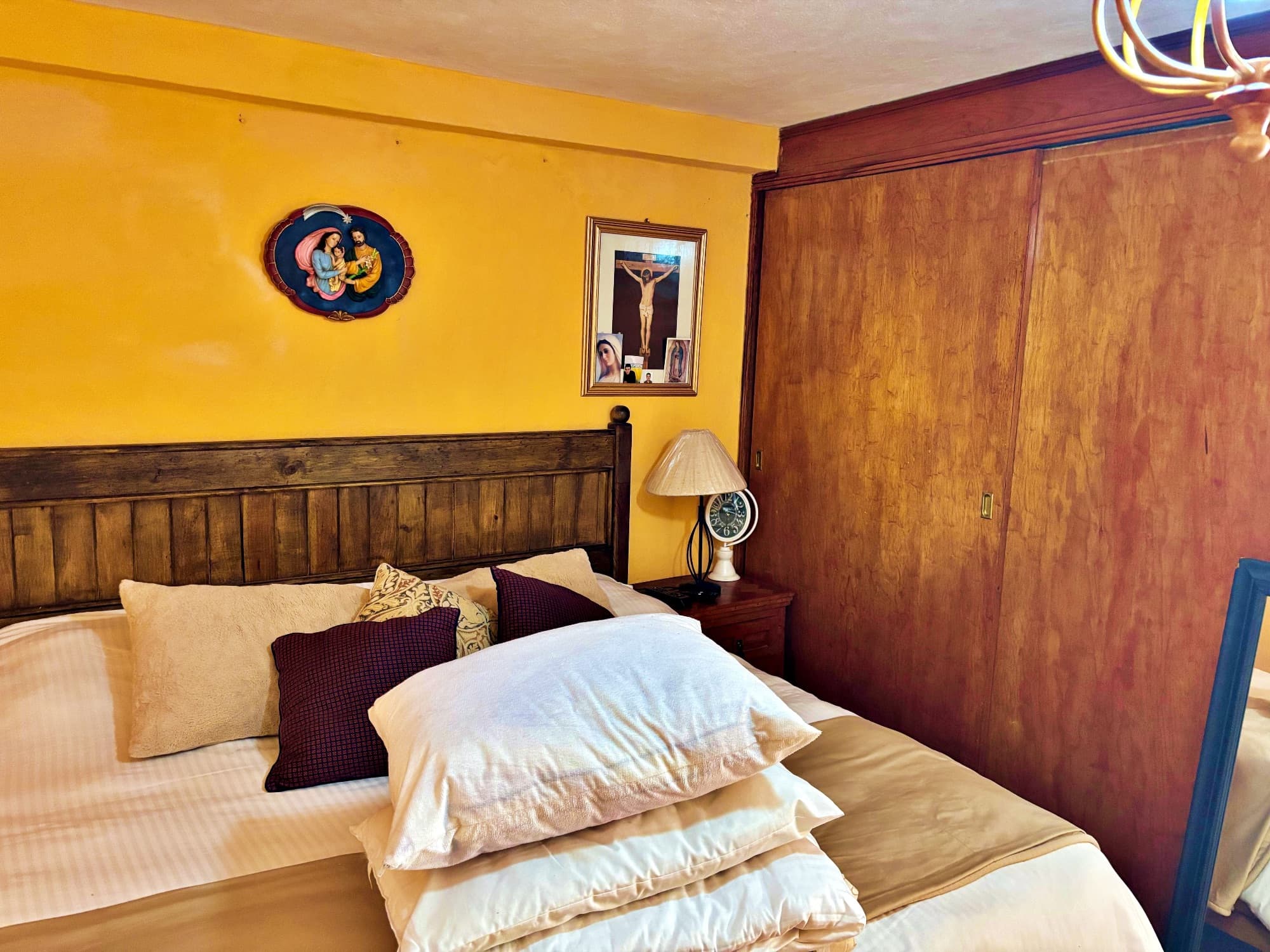 Casa en venta en la colonia guadalupe — Guadalupe, San Miguel de Allende — photo 19 — vibrant bedroom, rustic authentic charm