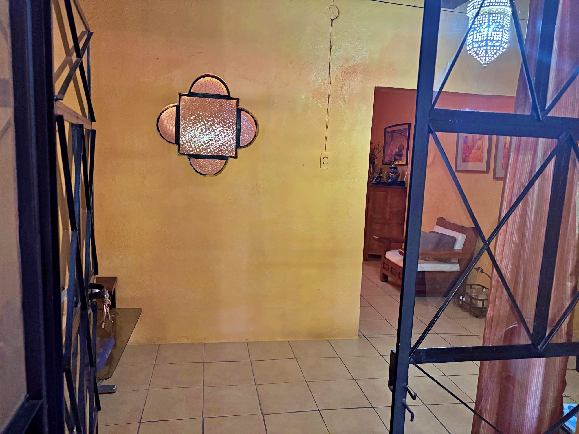 Casa en venta en la colonia guadalupe — Guadalupe, San Miguel de Allende — photo 2 — luminous courtyard with artisanal details