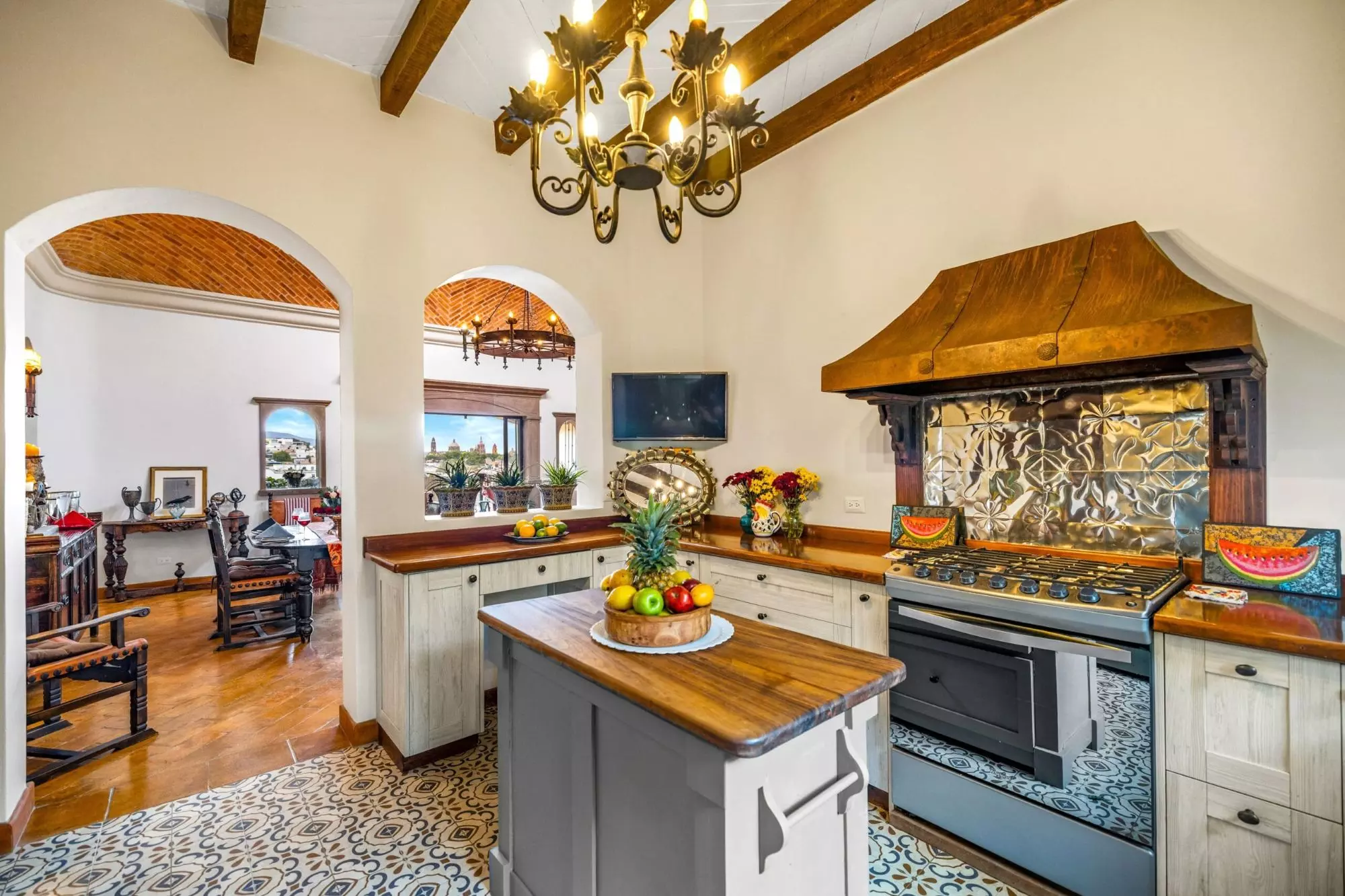 Casa Noche Mágica — El Obraje, San Miguel de Allende — photo 9 — authentic colonial kitchen with soaring beams