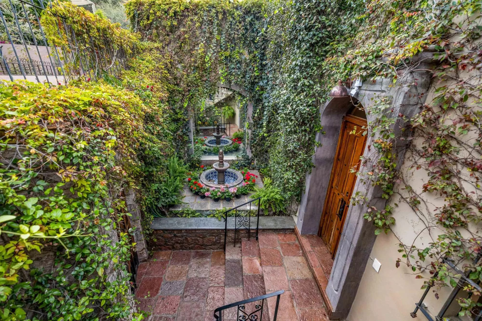 Casa Noche Mágica — El Obraje, San Miguel de Allende — photo 10 — enchanting ivy-draped courtyard oasis