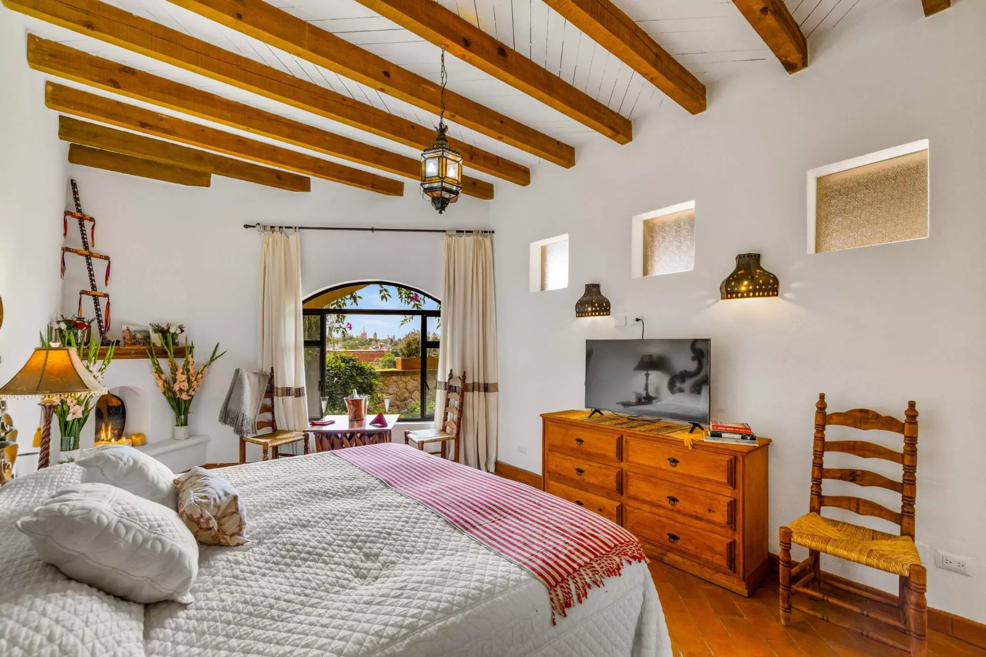 Casa Noche Mágica — El Obraje, San Miguel de Allende — photo 13 — rustic elegance meets contemporary comfort